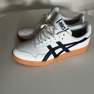ASICS casual sneaker size 9.5 minimal wear! Great condition.
